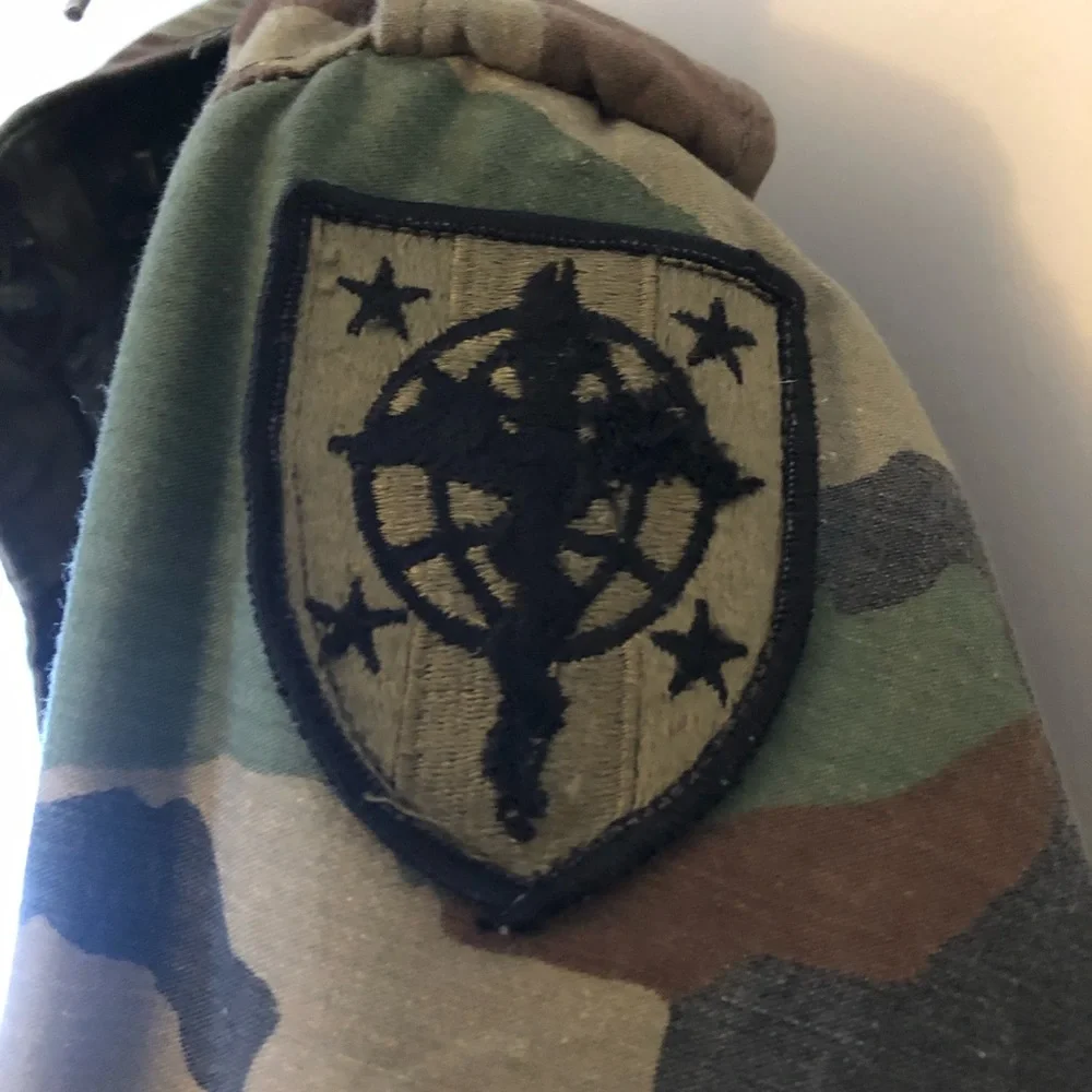 🎉HP🎉Vintage US Army Camouflage Field Jacket with Military Insignia- SM-Reg - Picture 8 of 9